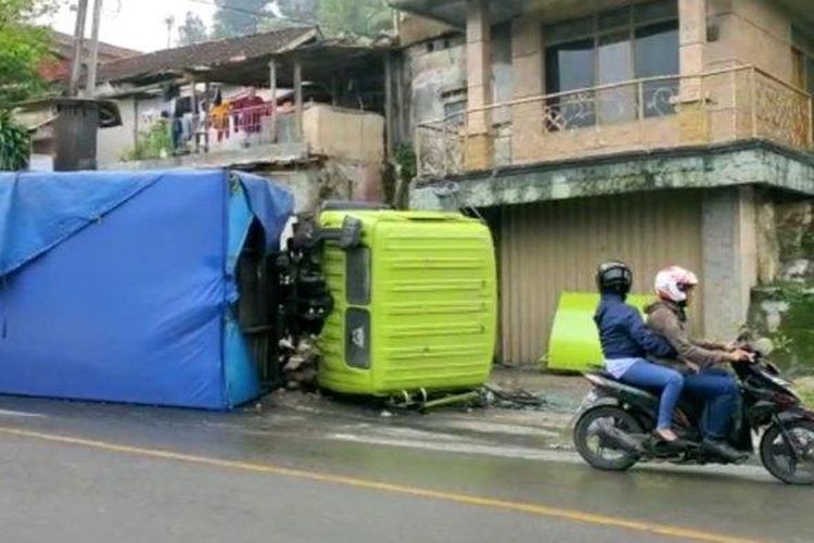 Sebuah truk pengangkut logistik untuk bantuan korban gempa Cianjur terguling di Jalan Raya Cipatat, Kampung Cisaladah, RT 2/10, Desa Gunung masigit, Kecamatan Cipatat, Kabupaten Bandung Barat (KBB), Selasa (6/12/2022). 