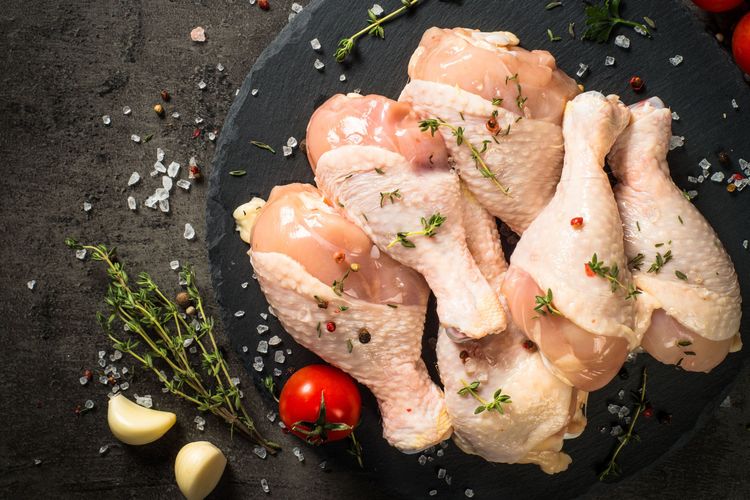 Daging ayam, salah satu bahan masakan yang kerap dijadikan stok dan disimpan di dalam kulkas.