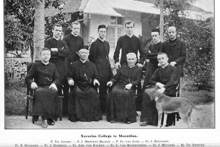 Van Lith (depan, tiga dari kiri) bersama para pendiri Xaverius College Muntilan