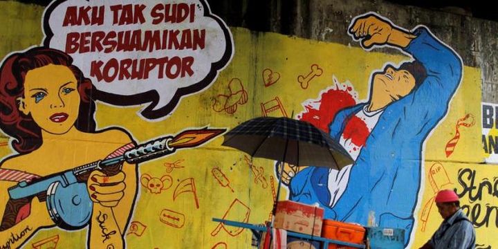 Ilustrasi: Poster berisi kritikan terhadap koruptor yang ditempel oleh komunitas street art menolak korupsi di Jalan Gatot Subroto, Jakarta Selatan, Senin (10/12/2012). 
