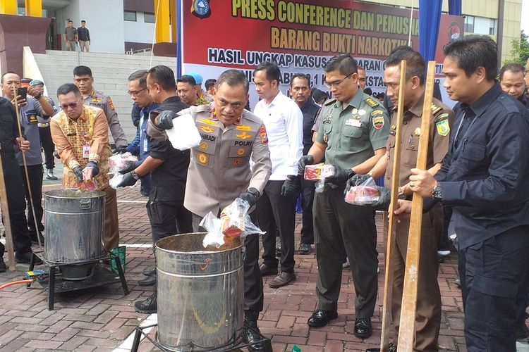 Wakapolda Riau Brigjen Kasihan Rahmadi memusnahkan barang bukti sabu yang ditangkap dari para pengedar yang dikendalikan narapidana Lapas Pekanbaru, Kamis (26/1/2023).