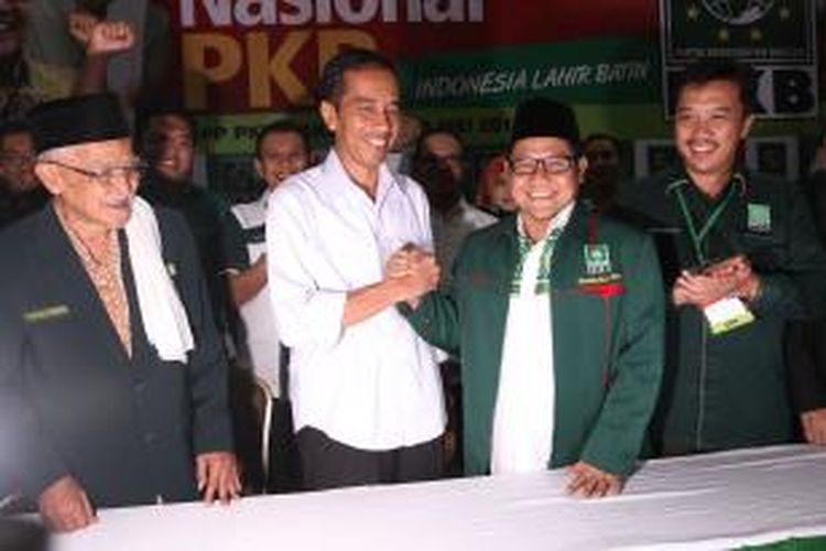 Bakal Capres PDIP, Jokowi bersama Ketua Umum PKB, Muhaimin Iskandar saat acara konsolidasi nasional di kantor DPP PKB, Jakarta Pusat, Selasa (13/5/2014). Jokowi hadir pada konsolidasi nasional untuk pemenangan dirinya pada pilpres mendatang. TRIBUNNEWS/HERUDIN
