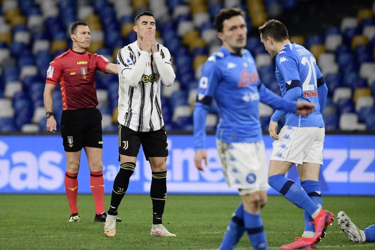 Reaksi Cristiano Ronaldo usai gagal memanfaatkan salah satu peluang pada laga pekan ke-22 Liga Italia 2020-2021, Napoli vs Juventus di Stadion Diego Armando Maradona, 13 Februari 2021. 