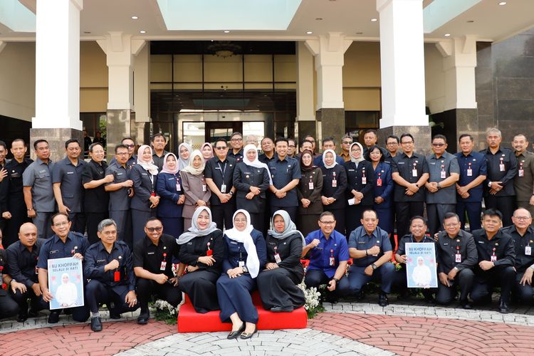 Gubernur Jawa Timur (Jatim) Khofifah Indar Parawansa dan Wakil Gubernur (Wagub) Emil Elestianto Dardak dalam kegiatan apel terakhir bersama aparatur sipil negara (ASN) di lingkungan Sekretariat Daerah Provinsi (Setdaprov) Jatim, Jalan Pahlawan Nomor 110, Surabaya, Senin (12/2/2024). 
