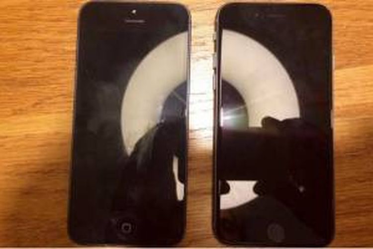iPhone 5s (kiri) disandingkan dengan iPhone 5se (kanan)