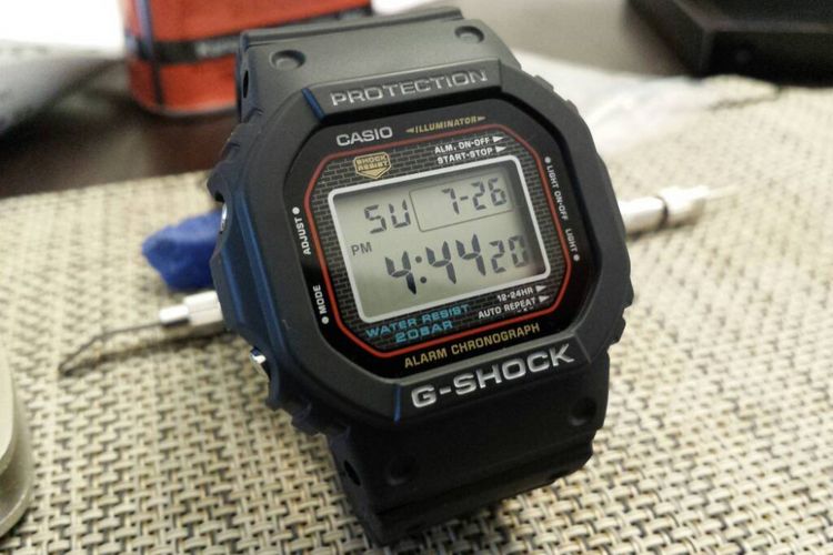 G-SHOCK model pertama DW-5000C