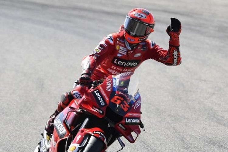 Pebalap Ducati Francesco Bagnaia setelah merampungkan sesu kualifikasi MotoGP Aragon 2022 di Sirkuit MotorLand Aragon, Spanyol, Sabtu (17/9/2022) malam WIB. Francesco Bagnaia sukses meraih pole position setelah mencatat waktu lap tercepat.