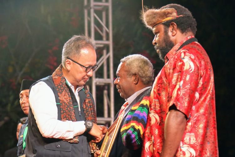 Menteri Sosial (Mensos) Agus Gumiwang Kartasasmita menyerahkan penghargaan perdamaian kepada dua warga Papua, Yason Yikwa (52) dan Titus Kogoya (45) pada puncak acara Dasawarsa TKSK di Pelataran Candi Prambanan Yogyakarta, Rabu (16/10/2019).