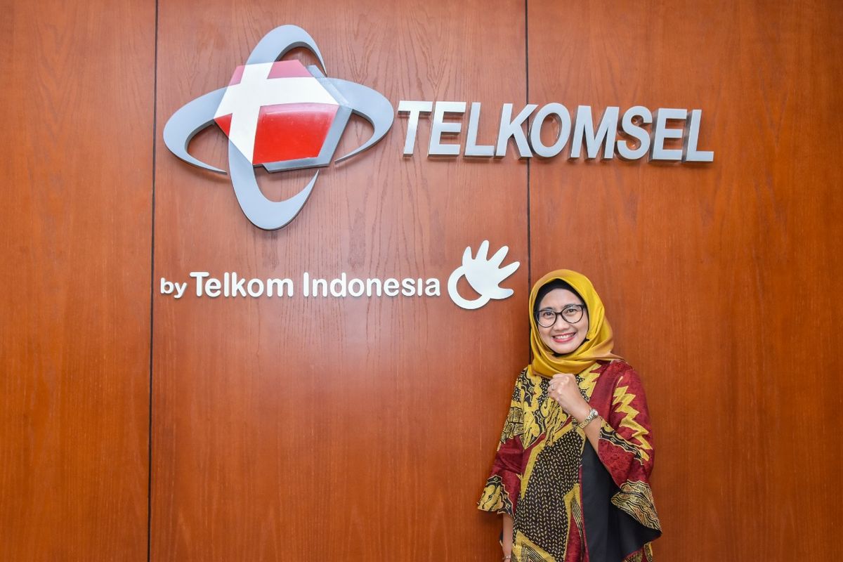 Emma Sri Martini diangkat sebagai Dirut Telkomsel menggantikan Ririek Adriansyah. 