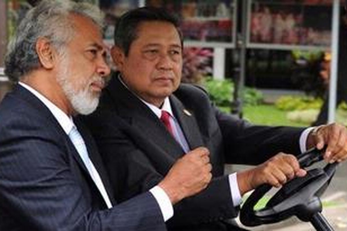 Indonesian President Susilo Bambang Yudhoyono (R) drives East Timor Prime Minister Xanana Gusmao (L) in a golf cart during the latters visit to the presidential palace in Jakarta on March 22, 2011. Gusmao and Yudhoyono discussed bilateral issues between the two countries.