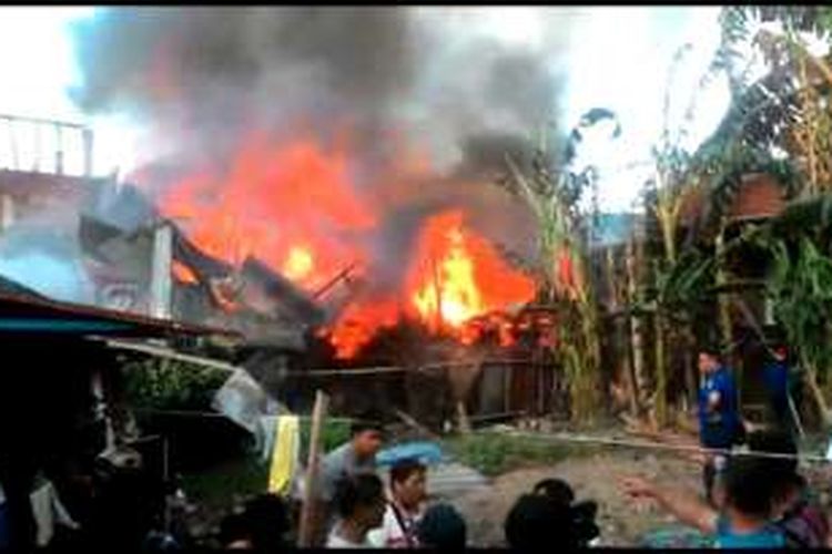 Api menghanguskan sebuah bangunan Panti Asuhan dan beberapa rumah di Manado, Rabu (11/1/2017)