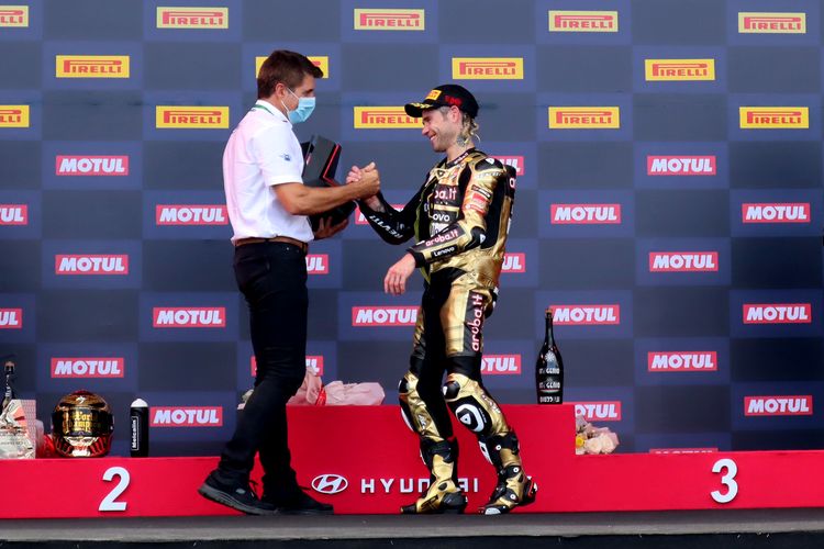 Pembalap asal Spanyol Alvaro Bautista menerima trofi juara dunia World Superbike 2022 lebih awal di Sirkuit Pertamina Mandalika, Lombok, Nusa Tenggara Barat, Minggu (13/11/2022) siang.