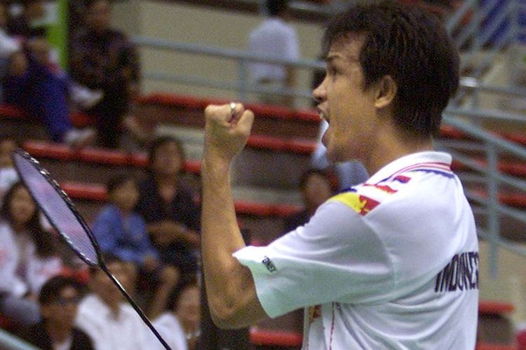 Reaksi ganda putra Indonesia Rexy Mainaky setelah meraih poin saat melawan China pada laga bulu tangkis beregu putra di Asian Games Ke-13 di Bangkok. Indonesia memenangi pertandingan 15-11 dan 15-8. Rexy Mainaky dalam kariernya juga meraih medali emas Olimpiade Atlanta 1996.