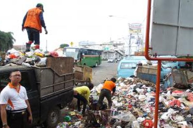 Tumpukan sampah terlihat di Jalan Jatinegara Barat, Jakarta Timur, Rabu (31/7/2014). Kondisi itu diakibatkan banyaknya petugas kebersihan yang pulang ke kampung halaman dalam menyambut Hari Raya Lebaran.