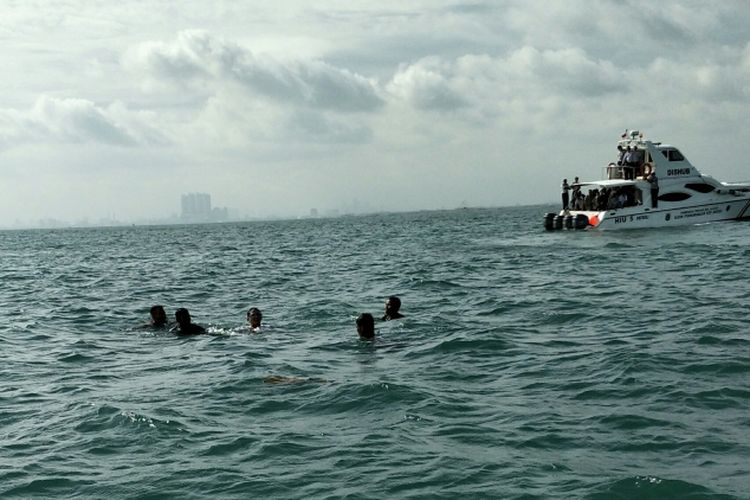 Wakil Gubernur DKI Jakarta Sandiaga Uno berenang di Pulau Bidadari, Kepulauan Seribu, Senin (29/1/2018).