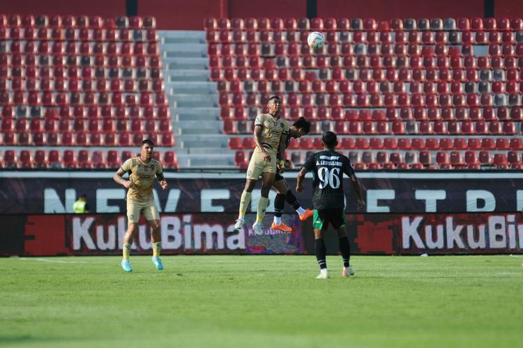 Suasana laga Arema FC vs PSS Sleman dalam pekan ke-14 Liga 1, kasta tertinggi Liga Indonesia 2023-2024. Laga Arema FC vs PSS berlangsung di Stadion Kapten I Wayan Dipta, Gianyar, Bali, pada Sabtu (30/9/2023).