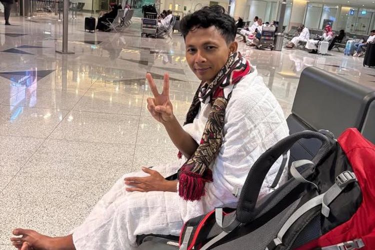 M. Ridho Ilyas menempuh perjalanan dengan cara berbeda, suporter asal Banyuwangi ini memilih solo trip dengan niat utama umrah dan kemudian menonton laga Timnas.