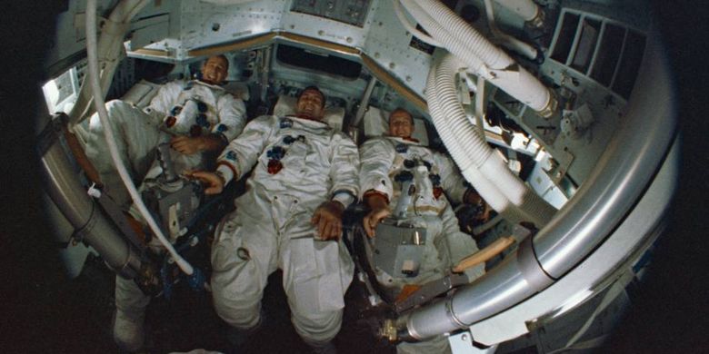 Tiga orang astronot Apollo 12,  Bean, Gordon, dan Conrad terlihat melalui lensa mata-ikan di dalam Command Module simulator.