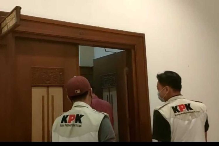 Tim KPK melakukan penggeledahan di komplek kantor Gubernur Jatim di Surabaya, Rabu (21/12/2022).