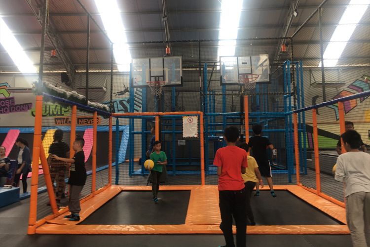 Tempat bermain trampoline dalam ruangan di Bounce Street Asia, Kelapa Gading, Jakarta Utara, Selasa (19/12/2017).