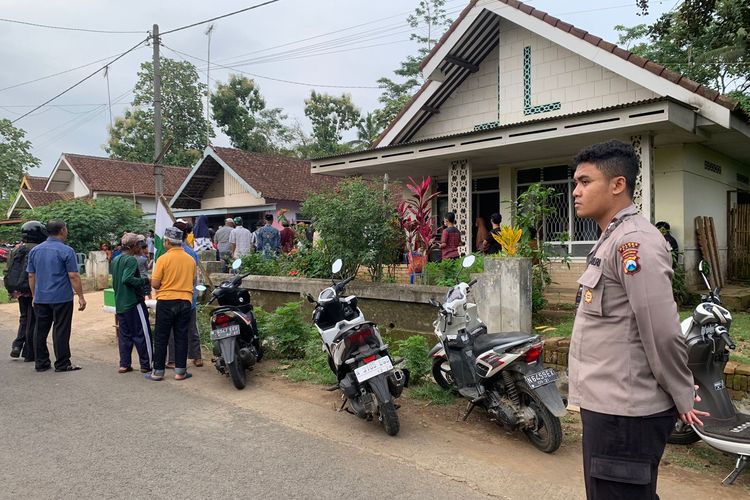 Suasana di rumah duka salah satu anggota KPPS Pemilu 2024 di Kabupaten Malang yang meninggal.