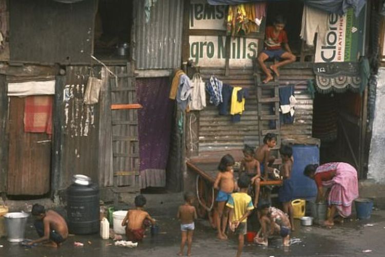 Sekelompok anak-anak bermain di kawasan kumuh di Mumbai. Wisatawan kini dapat merasakan pengalaman tinggal di antara masyarakat lokal itu.