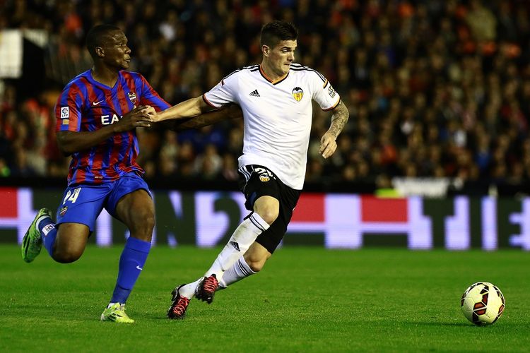 Gelandang Levante asal Mozambik, Simao (kiri) bersaing dengan pemain tengah Valencia asal Argentina, Rodrigo de Paul selama pertandingan sepak bola Liga Spanyol, Valencia CF vs Levante UD di stadion Mestalla di Valencia pada 13 April 2015.