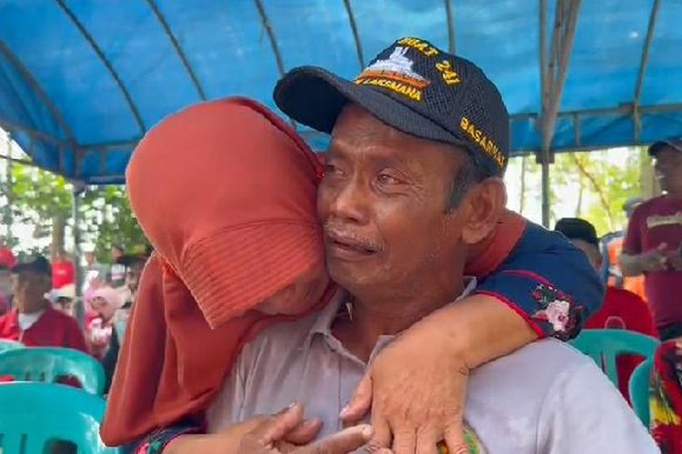 Nelayan Saleh saat disambut istrinya usai dinyatakan hilang saat mencari ikan di Perairan Masalembu Sumenep, Minggu (30/10/2022). 