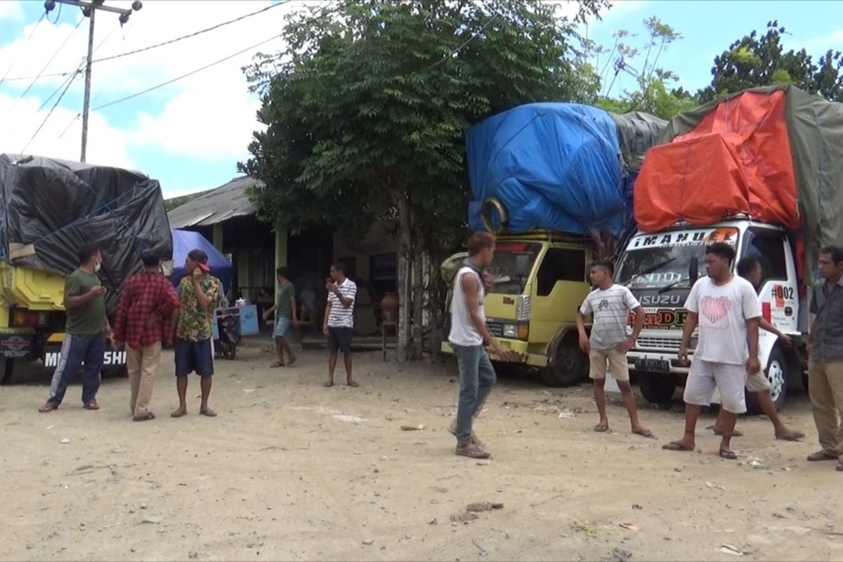 puluhan sopir truk expedisi tujuan Jawa-Bali-Sumba terlantar di Lombok Barat 2 hingga 3 bulan terakhir ini, Kamis (2/9/2021) mereka menyampaikan keluhannya karena tak kunjung jelas nasib mereka mengingat jadwal kapal Egon tujuan Sumba tak kunjung tiba. Mereka kesulitan makanan karena persediaan uang semakin menipis.