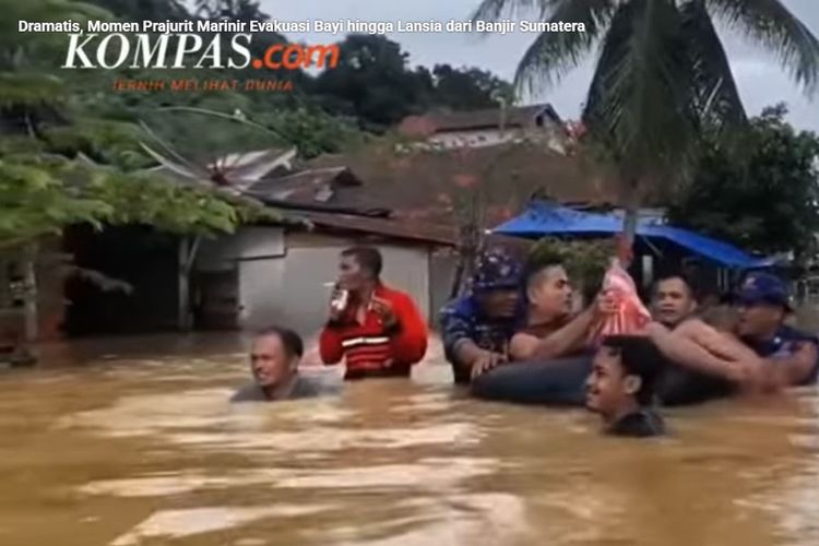 Dalam kondisi cuaca buruk dan arus yang terus meningkat, para prajurit marinir mengevakuasi warga dari bayi hingga lansia yang terjebak banjir sejak bencana melanda pada 26 November 2025.