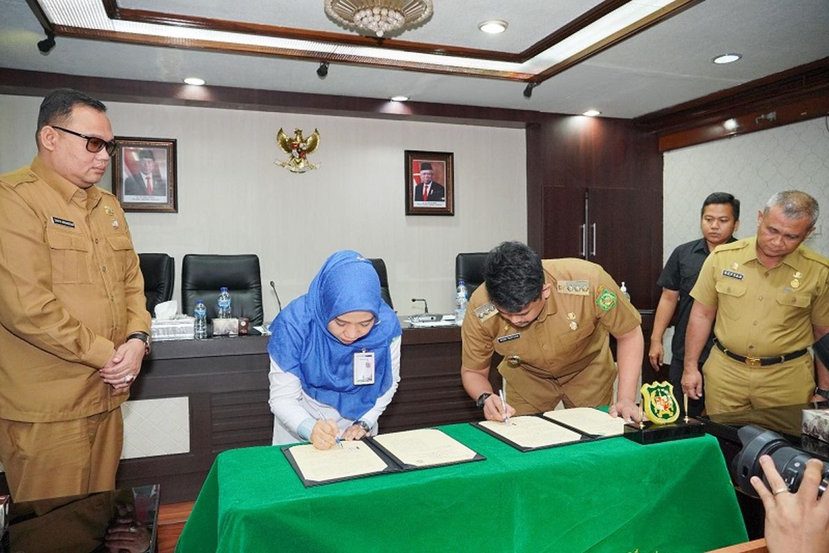 Wali Kota (Walkot) Kota Medan Bobby Nasution menandatangani kesepakatan bersama dengan BPJS Kesehatan Kota Medan tentang Penetapan Peserta Awal Pekerja Bukan Penerima Upah dan Bukan Pekerja Pemerintah Daerah Kota Medan dalam Universal Health Coverage (UHC) Tahun 2022-2023, di Balai Kota Medan, Senin (28/11/2022). 