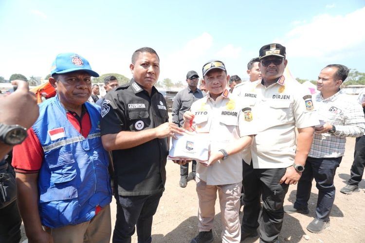 Dorong Pemenuhan Kebutuhan Warga, Mendagri Salurkan Bantuan untuk Korban Gempa di Pulau Palue