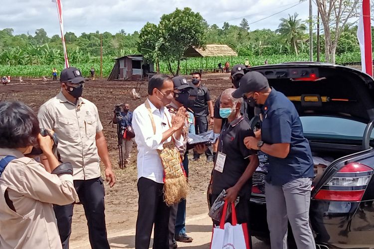 Presiden Joko Widodo saat memberikan bantuan kepada petani di Kabupaten Sorong, Papua Barat, Senin (4/10/2021).