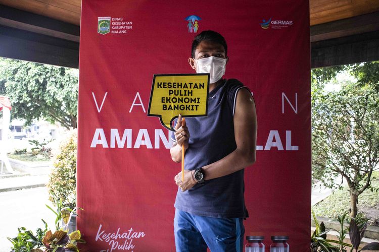 Pemain Arema FC Dedik Setiawan seusai mendapatkan vaksin Covid-19 di Pendopo Kabupaten Malang, Jawa Timur, Sabtu (30/01/2021) pagi. 