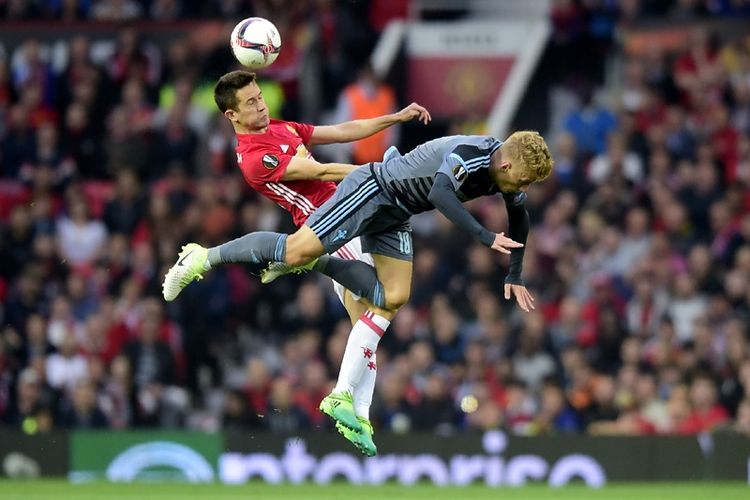 Gelandang Manchester United asal Spanyol, Ander Herrera, berduel dengan bek Celta Vigo asal Denmark, Daniel Wass (kanan), dalam pertandingan leg kedua semifinal Liga Europa di Old Trafford, Manchester, Kamis (11/5/2017).