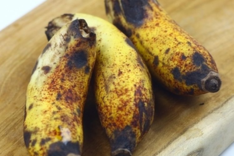 Buah pisang busuk yang digunakan untuk membuat MOL