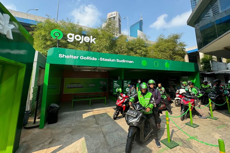 Fasilitas shelter driver Gojek yang telah direvitalisasi di area Stasiun KRL Commuter Line Sudirman. 