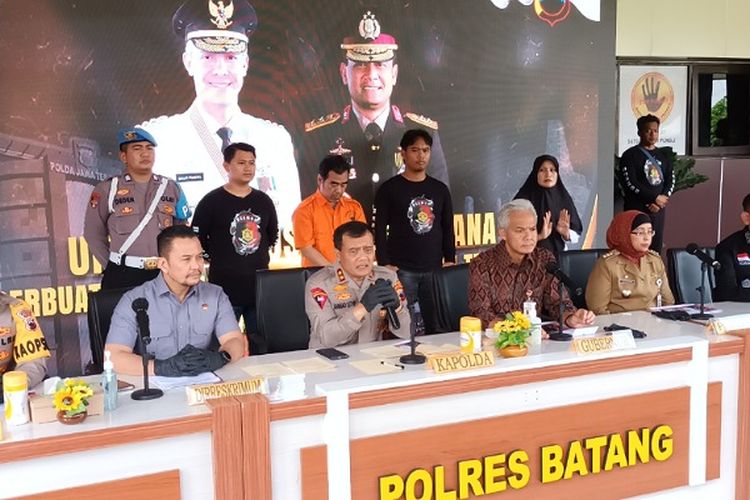 Kapolda Jateng Irjen Pol Ahmad Luthfi dan Gubernur Ganjar Pranowo saat konferensi pers di Mapolres Batang terkait pencabulan.