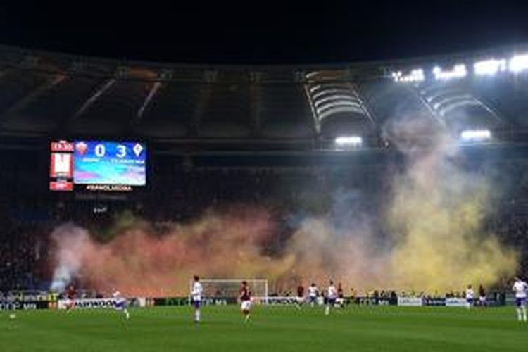 Pelemparan bom asap mewarnai kekalahan telak AS Roma dari Fiorentina di leg kedua babak 16-besar Europa League, Kamis atau Jumat (20/3/2015).