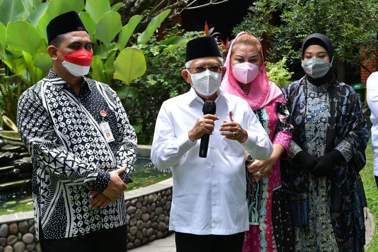 Wakil Presiden Ma'ruf Amin memberikan keterangan pers seusai meninjau lokasi produksi batik di Semarang, Jumat (18/11/2022).