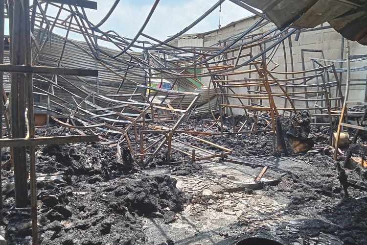 Kebakaran melanda empat kios di Pasar JB Cengkareng, Jakarta Barat pada Senin (13/10/2025) pagi