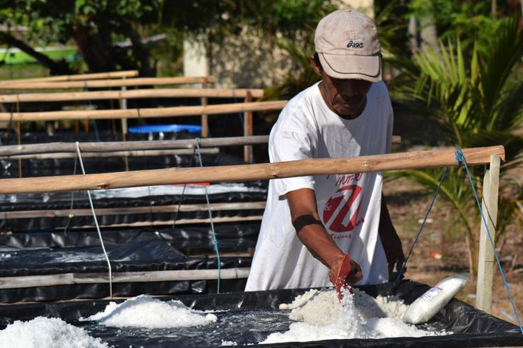 Alimin, pembuat garam dari kecamatan Sebatik Kabupaten Nunukan.