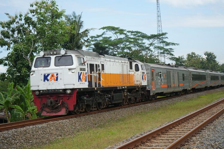 Anggota DPR mengusulkan adanya gerbong khusus merokok di kereta jarak jauh. Namun, Kemenhub dan KAI menegaskan kereta api tetap kawasan tanpa rokok demi menjaga kenyamanan dan kesehatan penumpang.