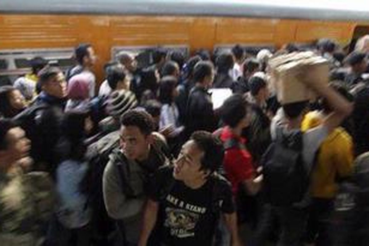 Pemudik memadati Stasiun Senen saat menunggu kereta api ekonomi Kertajaya tujuan Surabaya, Jawa Timur, Jumat (26/8/2011). Puncak arus mudik menggunakan kereta api dari Jakarta ke sejumlah kota di Jawa Tengah dan Jawa Timur, di perkirakan mulai terjadi pada H-3 Lebaran, yaitu Sabtu (27/8/2011).