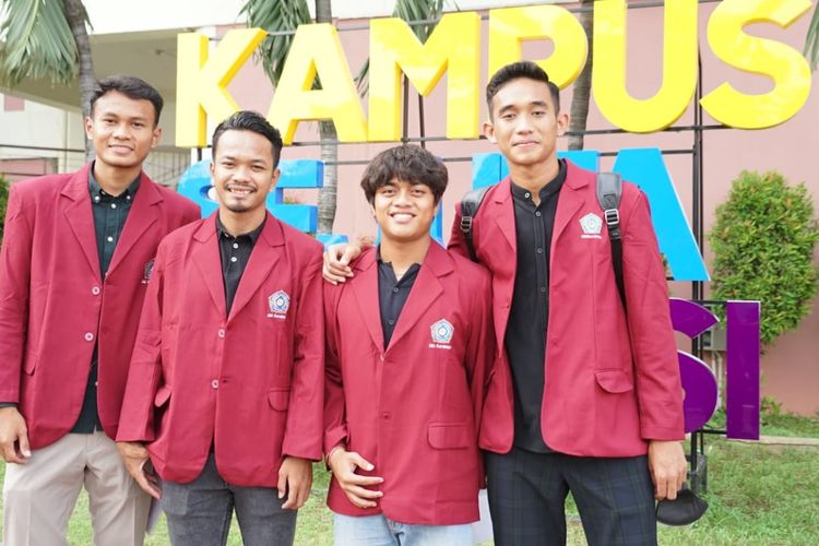 Rizky Ridho Ramadhani (pemain timnas Indonesia dan Persebaya), Koko Ari (Persebaya) dan Andre Oktaviansyah (Persebaya) resmi mendaftar kuliah di UM Surabaya pada Selasa (1/11/22).