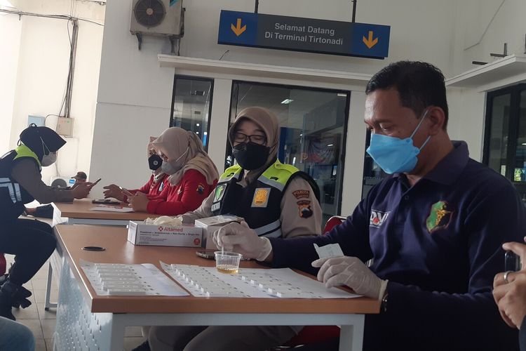 Petugas kesehatan Dokkes Polresta Solo menguji sampel tes urine awak bus angkutan mudik Lebaran di Terminal Tipe Tirtonadi Solo, Jawa Tengah, Selasa (26/4/2022).