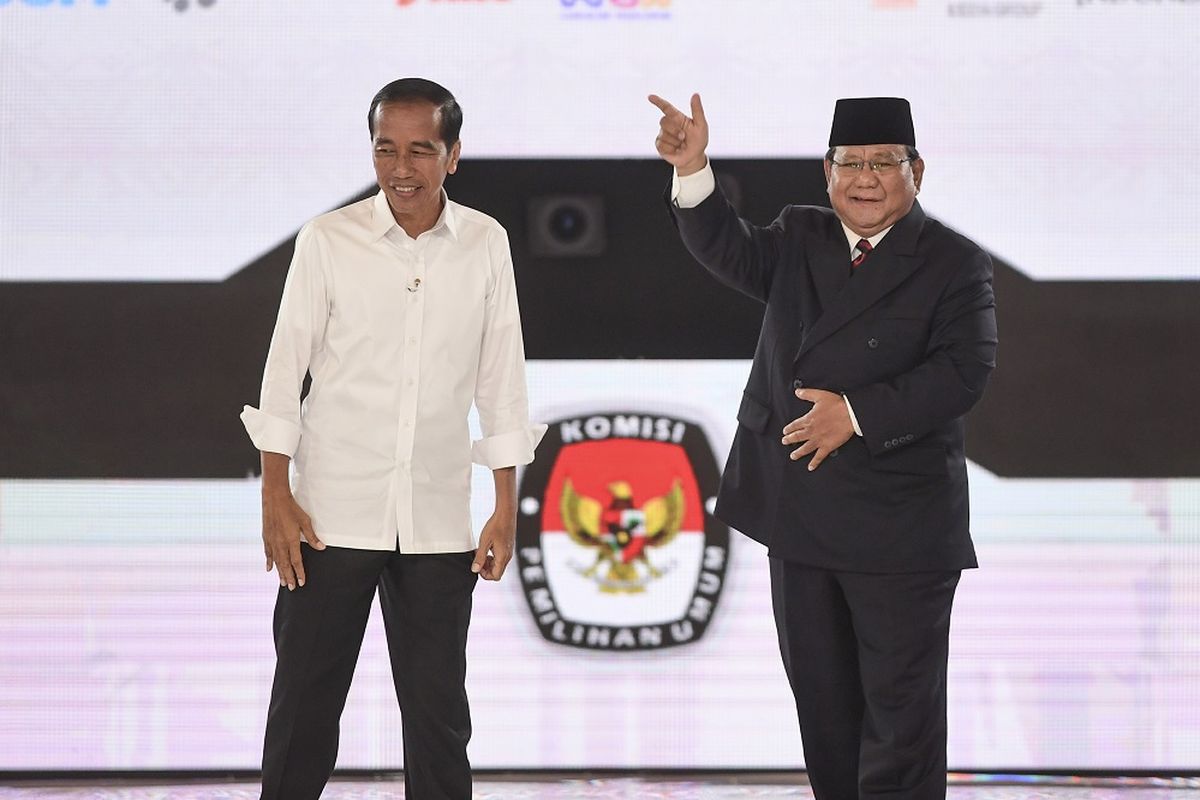 Capres nomor urut 01 Joko Widodo dan capres nomor urut 02 Prabowo Subianto usai mengikuti debat capres putaran keempat di Hotel Shangri La, Jakarta, Sabtu (30/3/2019). Debat itu mengangkat tema Ideologi, Pemerintahan, Pertahanan dan Keamanan, serta Hubungan Internasional. ANTARA FOTO/Hafidz Mubarak A/foc.