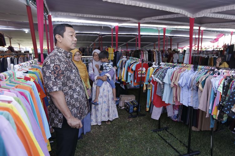 Wali Kota Semarang, Hendrar Prihadi saat menghadiri bazar sembako murah di Rumah Sakit Umum Daerah (RSUD) KRMT Wongsonegoro, Kamis (23/5/2019).