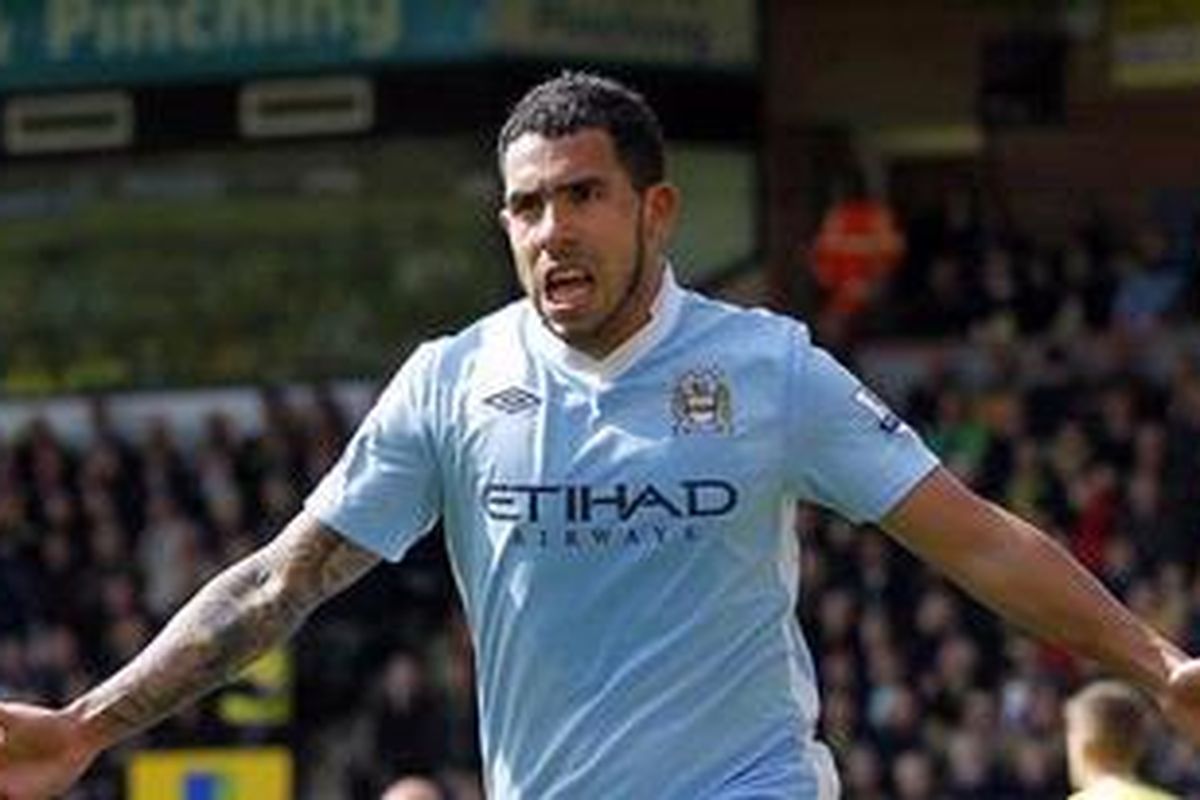 Penyerang Manchester City, Carlos Tevez, merayakan gol ketiganya (dari tiga), ke gawang Norwich City, pada laga Premier League, di Carrow Road, Sabtu (14/4/2012).