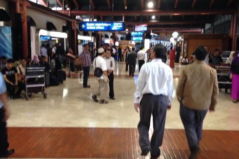 Pasangan Lansia Ini Menunggu Pesawat 24 Jam Lebih di Bandara Soekarno-Hatta